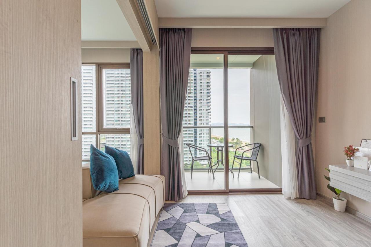 Aeras Beachfront Condominium Jomtien Beach Exterior photo